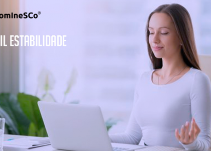mulher no escritório trabalho relaxada