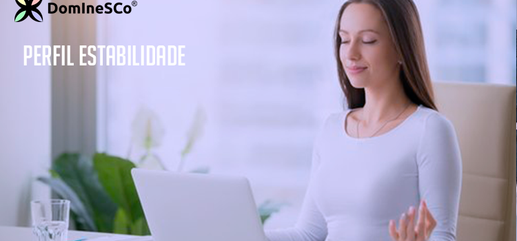 mulher no escritório trabalho relaxada